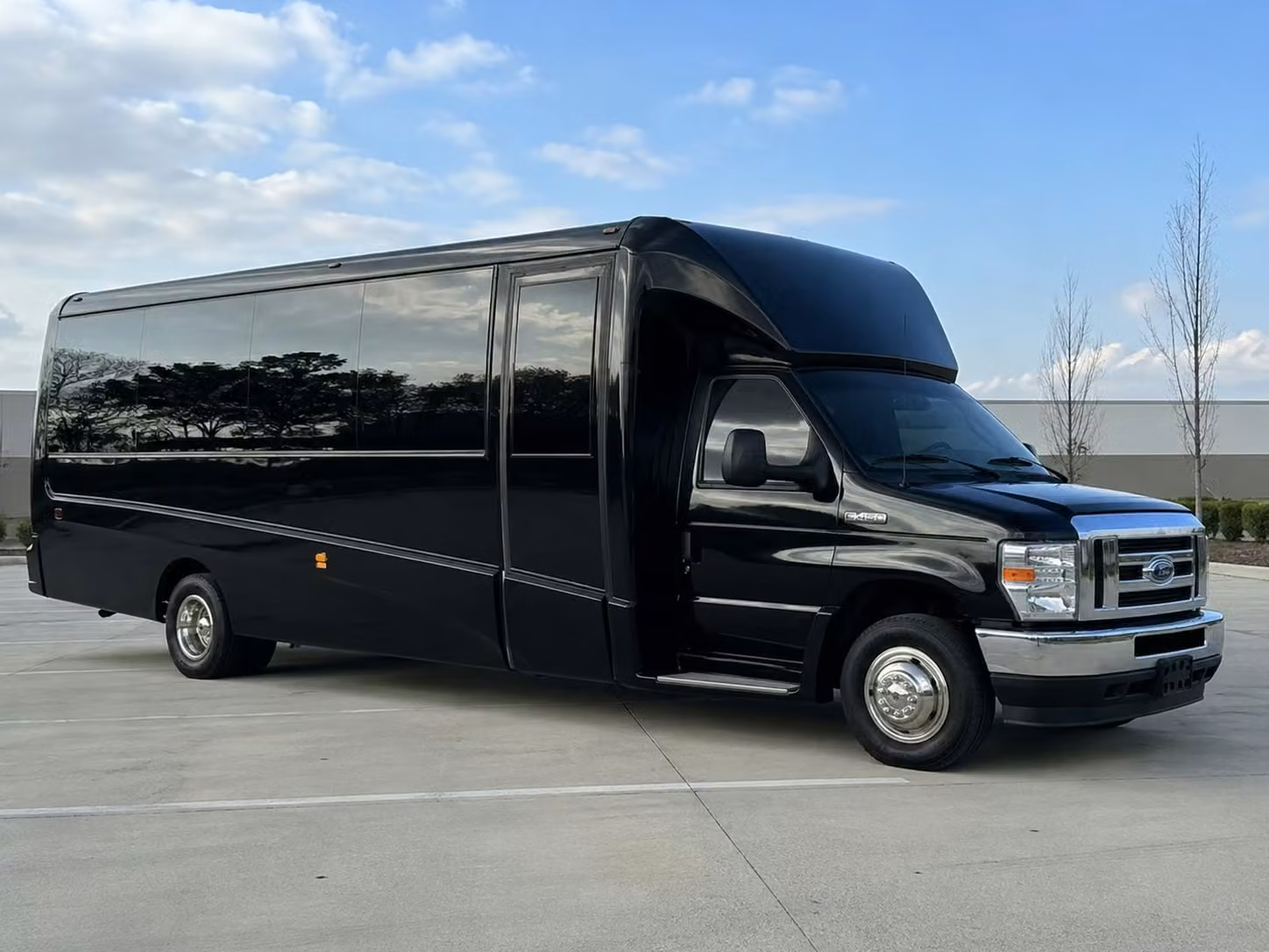 we help you compare minibuses and charter buses for every quincy prom group size